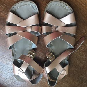Rose gold Saltwater sandals Women’s 8 (big kid 6)